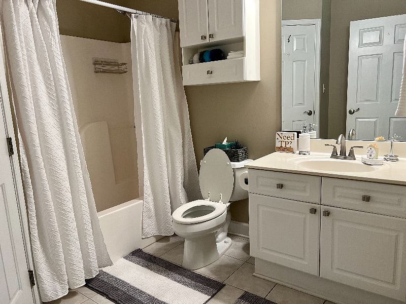 Master bathroom with resort style towels and custom soaps