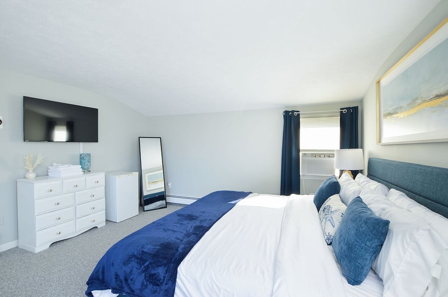 Bedroom 1: King Size bed, 2nd floor