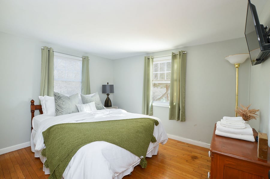 Bedroom 3: Queen size bed on 1st floor
