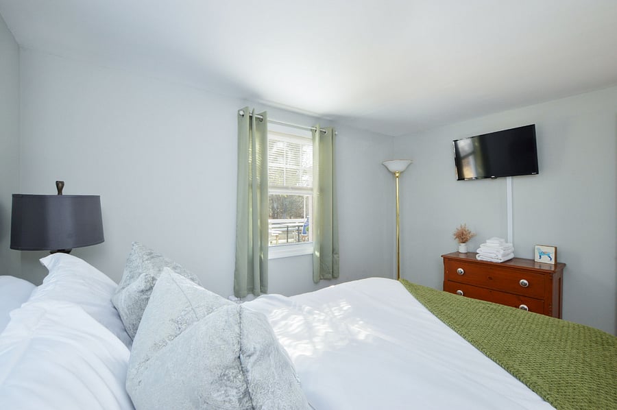 Bedroom 3: Queen size bed on 1st floor
