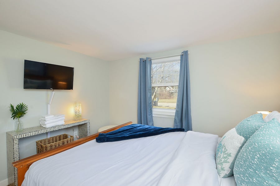 Bedroom 4: Queen Size bed, 1st Floor