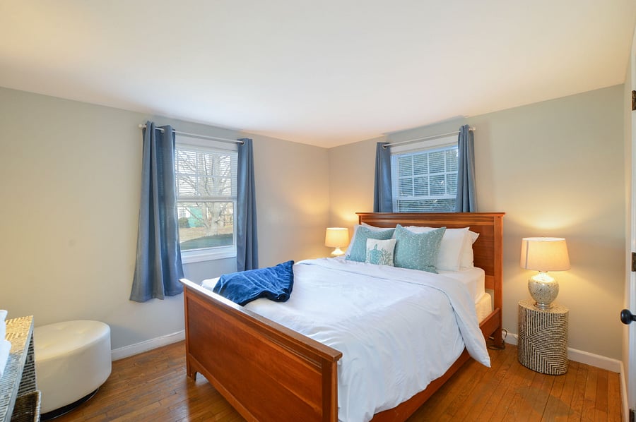 Bedroom 4: Queen Size bed, 1st Floor
