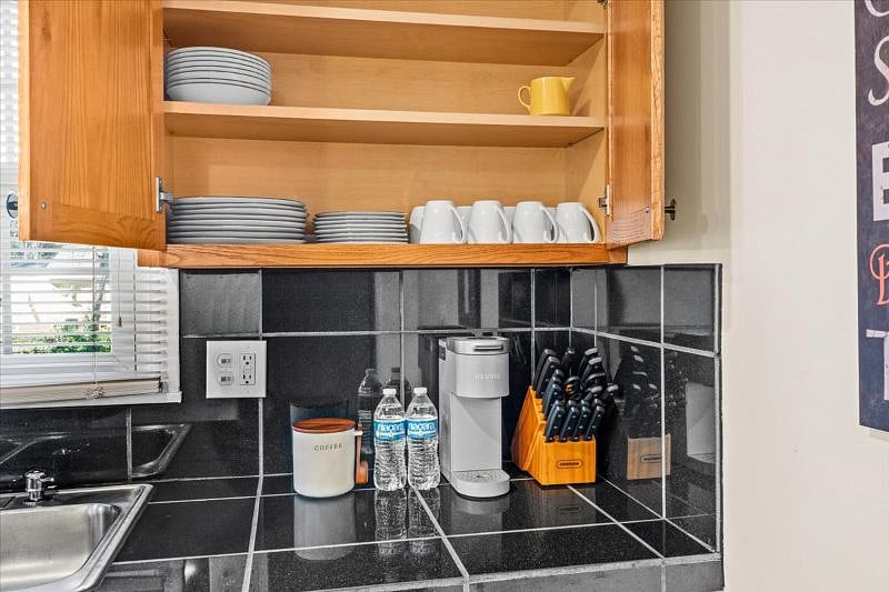 Furnished kitchen 