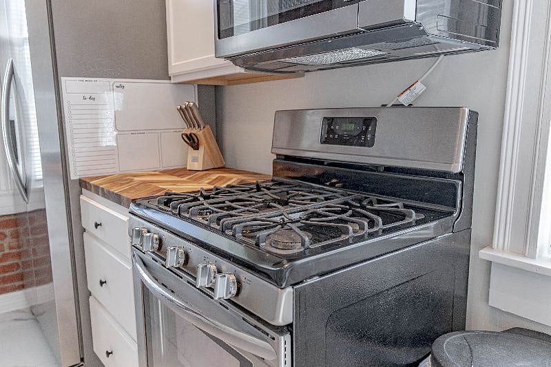 Gas range.