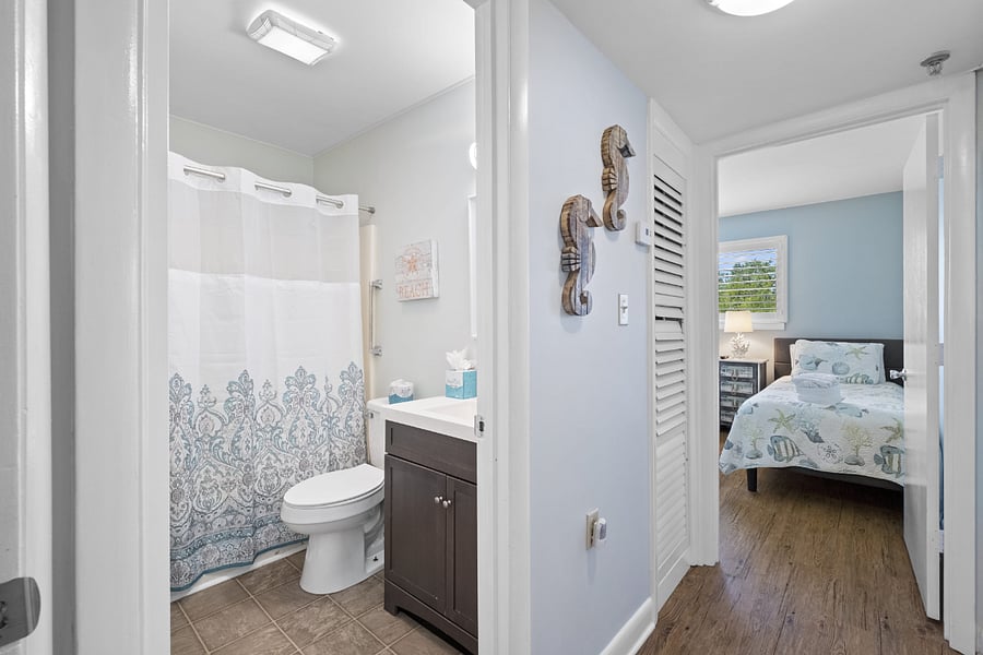2nd Bathroom Full Tub