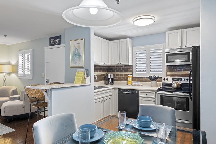 Kitchen / Breakfast Bar with 2 chairs