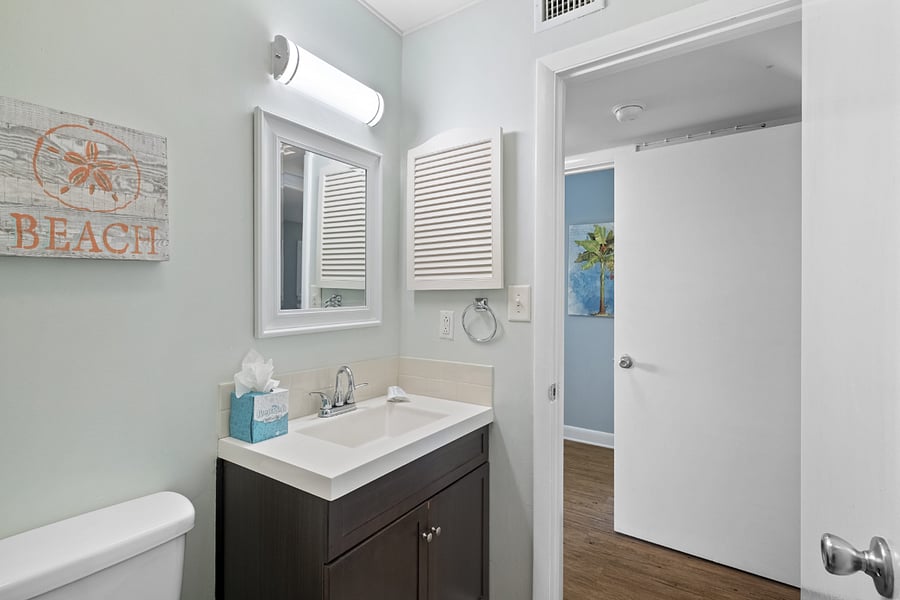 2nd Bathroom Full Tub