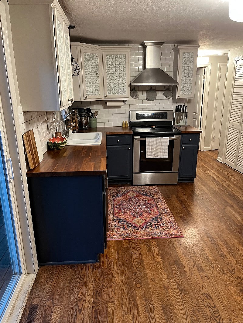 Stinking cute kitchen.