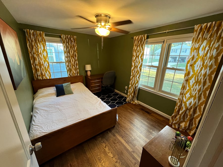 Spare bedroom.