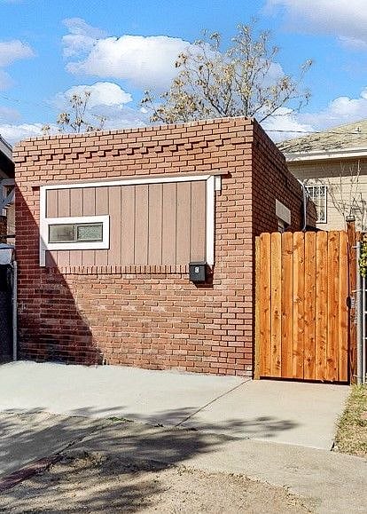Stand alone building with your own driveway to front street (not a rear alley entry).