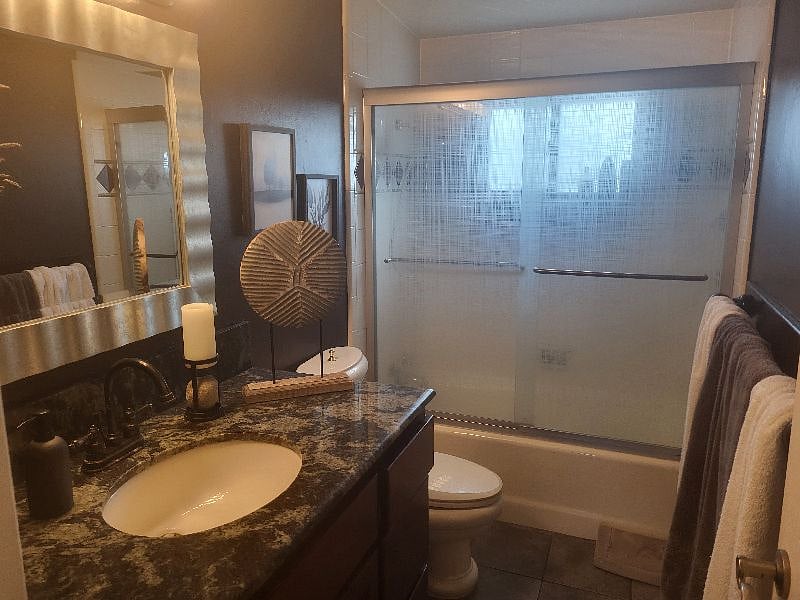 Main bathroom with tub/shower