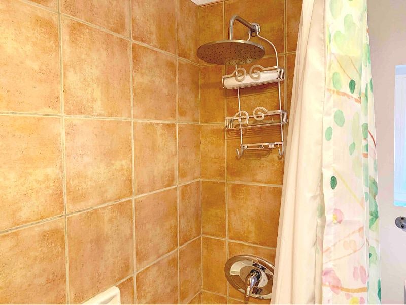 1217 Tub area