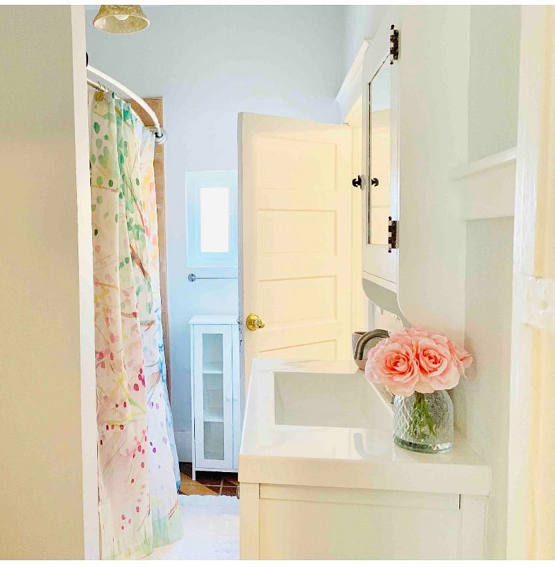 1217 Bathroom facing door to kitchen