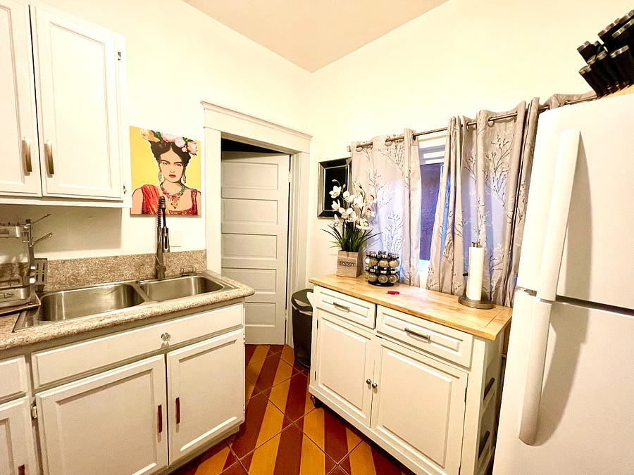 1217 Full kitchen with all needed to cook meals