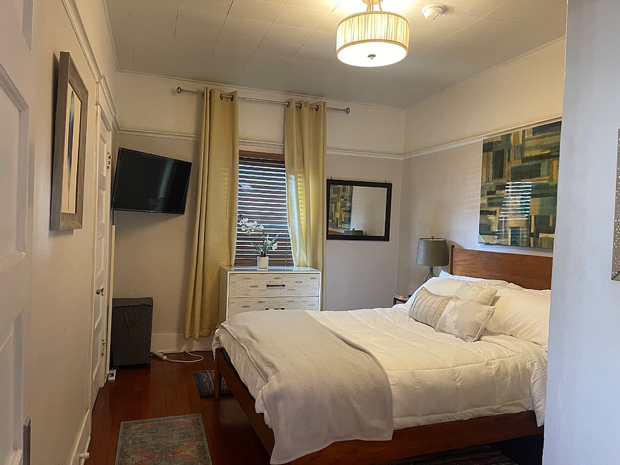 Heart of LA Koreatown bungalow 1bd 1bath NEXT DOOR TO MAIN UNIT ON FF- BEDROOM
https://www.airbnb.com/rooms/17547478?unique_share_id=6ea06c3e-26f1-42ce-80e5-f31775dc9820&viralityEntryPoint=1&s=76