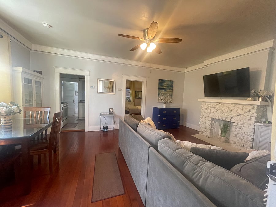 Heart of LA Koreatown bungalow 1bd 1bath NEXT DOOR TO MAIN UNIT ON FF -LIVING ROOM
https://www.airbnb.com/rooms/17547478?unique_share_id=6ea06c3e-26f1-42ce-80e5-f31775dc9820&viralityEntryPoint=1&s=76