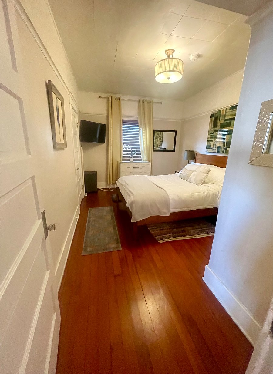 Heart of LA Koreatown bungalow 1bd 1bath NEXT DOOR TO MAIN UNIT ON FF- Bedroom
PRIVATE 1 Bedroom 1 BATH
https://www.airbnb.com/rooms/17547478?unique_share_id=6ea06c3e-26f1-42ce-80e5-f31775dc9820&viralityEntryPoint=1&s=76