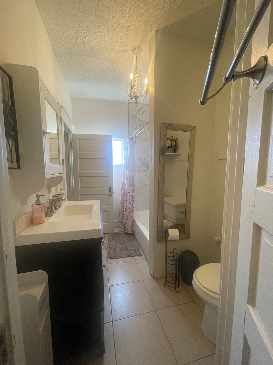 Heart of LA Koreatown bungalow 1bd 1bath NEXT DOOR TO MAIN UNIT ON FF -Bathroom
https://www.airbnb.com/rooms/17547478?unique_share_id=6ea06c3e-26f1-42ce-80e5-f31775dc9820&viralityEntryPoint=1&s=76