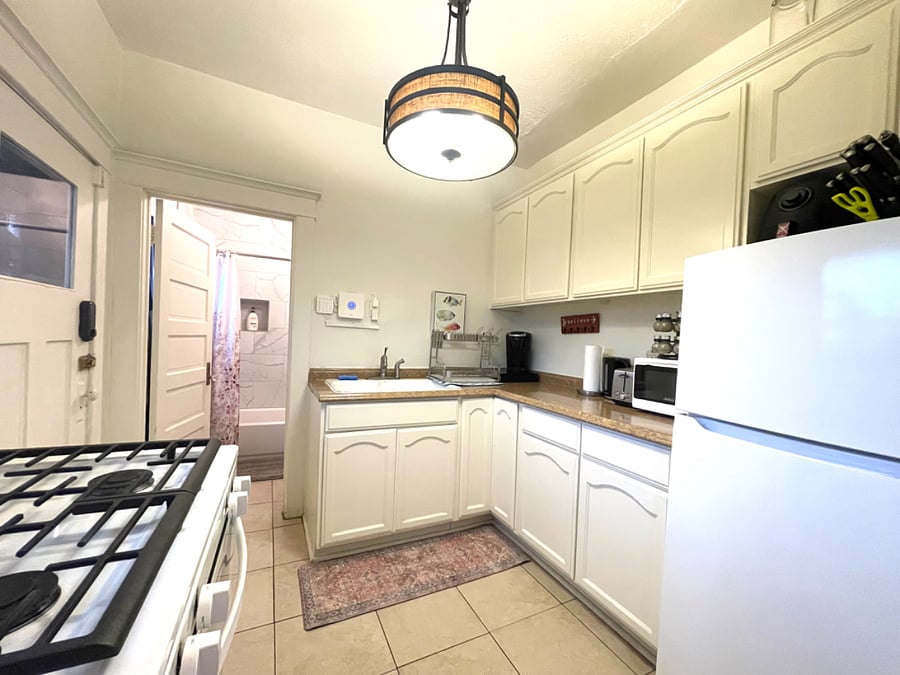 Heart of LA Koreatown bungalow 1bd 1bath NEXT DOOR TO MAIN UNIT ON FF-kitchen
https://www.airbnb.com/rooms/17547478?unique_share_id=6ea06c3e-26f1-42ce-80e5-f31775dc9820&viralityEntryPoint=1&s=76