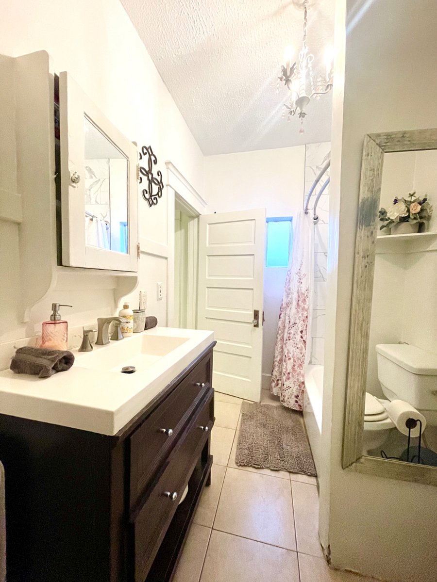 Heart of LA Koreatown bungalow 1bd 1bath NEXT DOOR TO MAIN UNIT ON FF- Bathroom
https://www.airbnb.com/rooms/17547478?unique_share_id=6ea06c3e-26f1-42ce-80e5-f31775dc9820&viralityEntryPoint=1&s=76