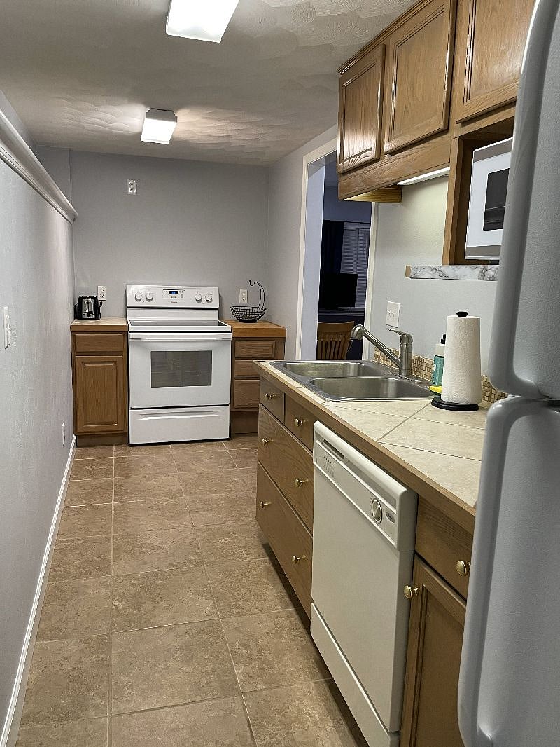 full kitchen. full size refrigerator. microwave oven. dishwasher.