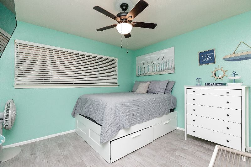 Bedroom 1 Green Bedroom
1 Queen Bed with storage drawers underneath
Matching dresser & TV stand
Smart TV included
Spacious walk-in closet
Fresh linens provided