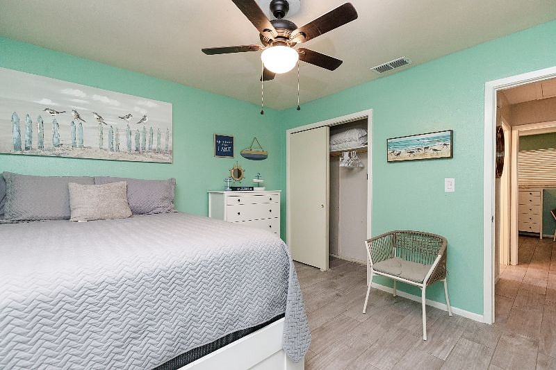Bedroom 1 Green Bedroom
1 Queen Bed with storage drawers underneath
Matching dresser & TV stand
Smart TV included
Spacious walk-in closet
Fresh linens provided