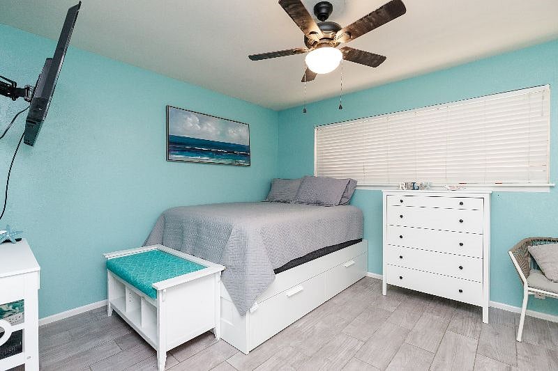 Bedroom 2 Blue Bedroom
1 Queen Bed with storage drawers underneath
Matching dresser & TV stand
Smart TV included
Spacious walk-in closet
Fresh linens provided