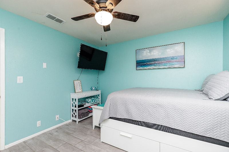 Bedroom 2 Blue Bedroom
1 Queen Bed with storage drawers underneath
Matching dresser & TV stand
Smart TV included
Spacious walk-in closet
Fresh linens provided