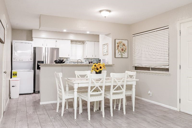 Fully Equipped Kitchen
Fridge with icemaker
Washer & dryer
Oven & microwave
Dishwasher
Pantry
Open-Concept Dining Room
Overlooks living area & kitchen