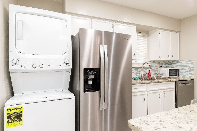 Washer & Dryer In-Unit makes laundry easy, with fresh linens included.