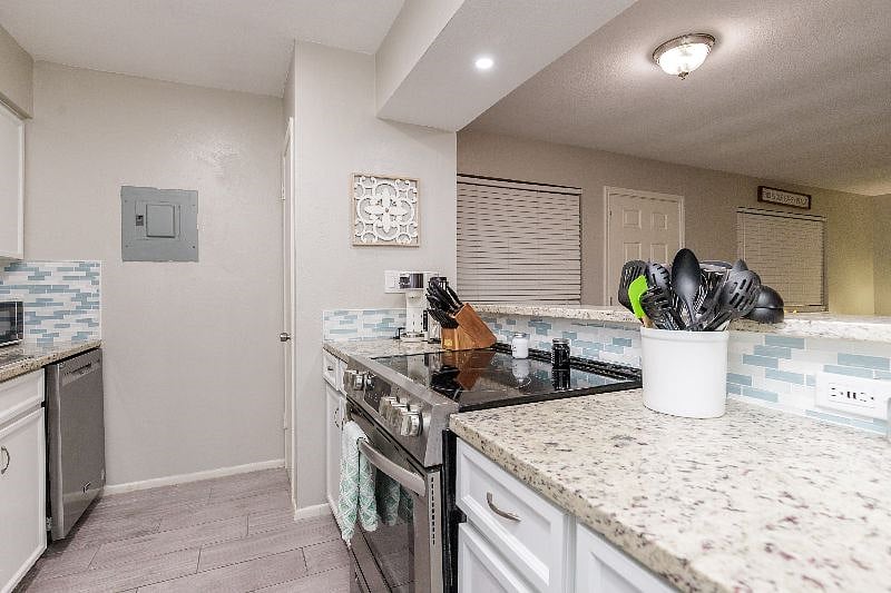 Fully Equipped Kitchen
Fridge with icemaker
Washer & dryer
Oven & microwave
Dishwasher
Pantry
Open-Concept Dining Room
Overlooks living area & kitchen