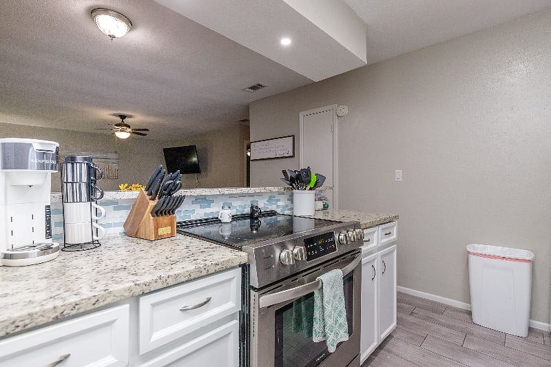 Fully Equipped Kitchen
Fridge with icemaker
Washer & dryer
Oven & microwave
Dishwasher
Pantry
Open-Concept Dining Room
Overlooks living area & kitchen