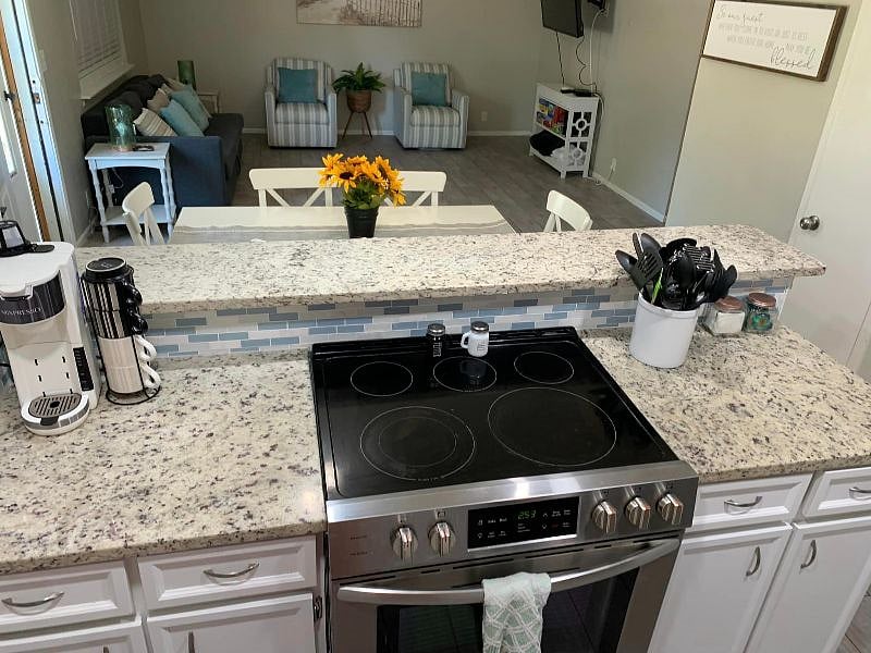 Fully Equipped Kitchen
Fridge with icemaker
Washer & dryer
Oven & microwave
Dishwasher
Pantry
Open-Concept Dining Room
Overlooks living area & kitchen
