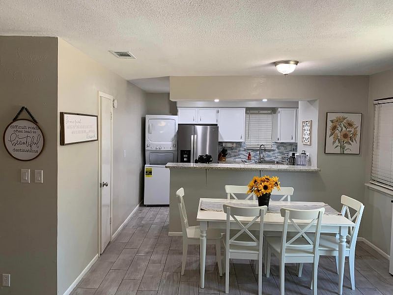 Fully Equipped Kitchen
Fridge with icemaker
Washer & dryer
Oven & microwave
Dishwasher
Pantry
Open-Concept Dining Room
Overlooks living area & kitchen