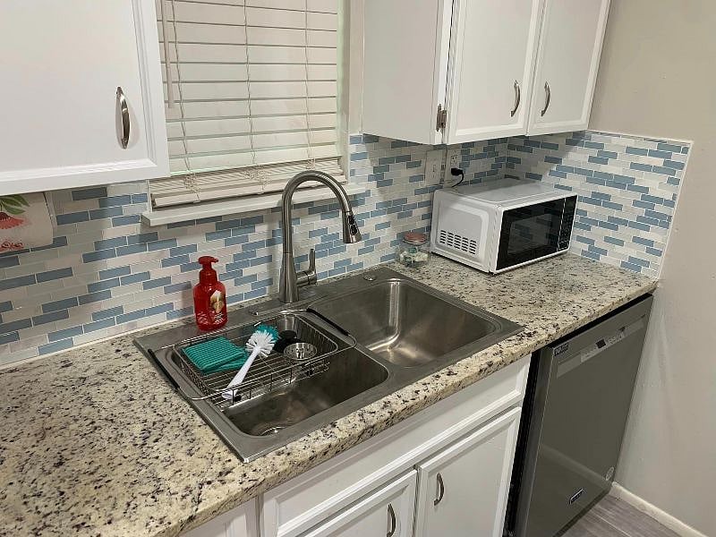 Fully Equipped Kitchen
Fridge with icemaker
Washer & dryer
Oven & microwave
Dishwasher
Pantry
Open-Concept Dining Room
Overlooks living area & kitchen