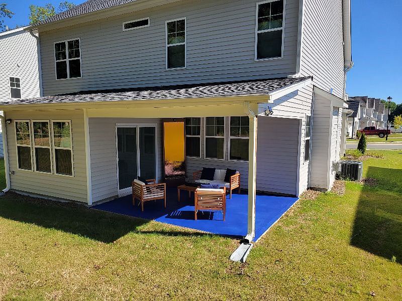 Nice relaxing fenced-in back yard 