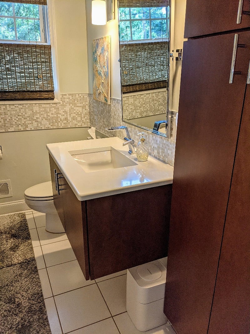 Hall bathroom with jacuzzi tub