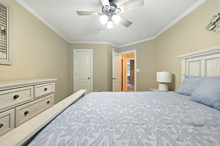 Bedroom 1 queen bed