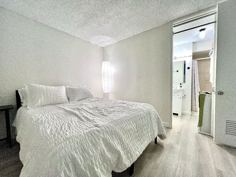 Guest bedroom w/ adjoining bathroom