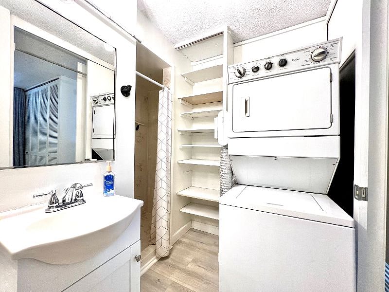 Guest bathroom w/ in-unit washer & dryer