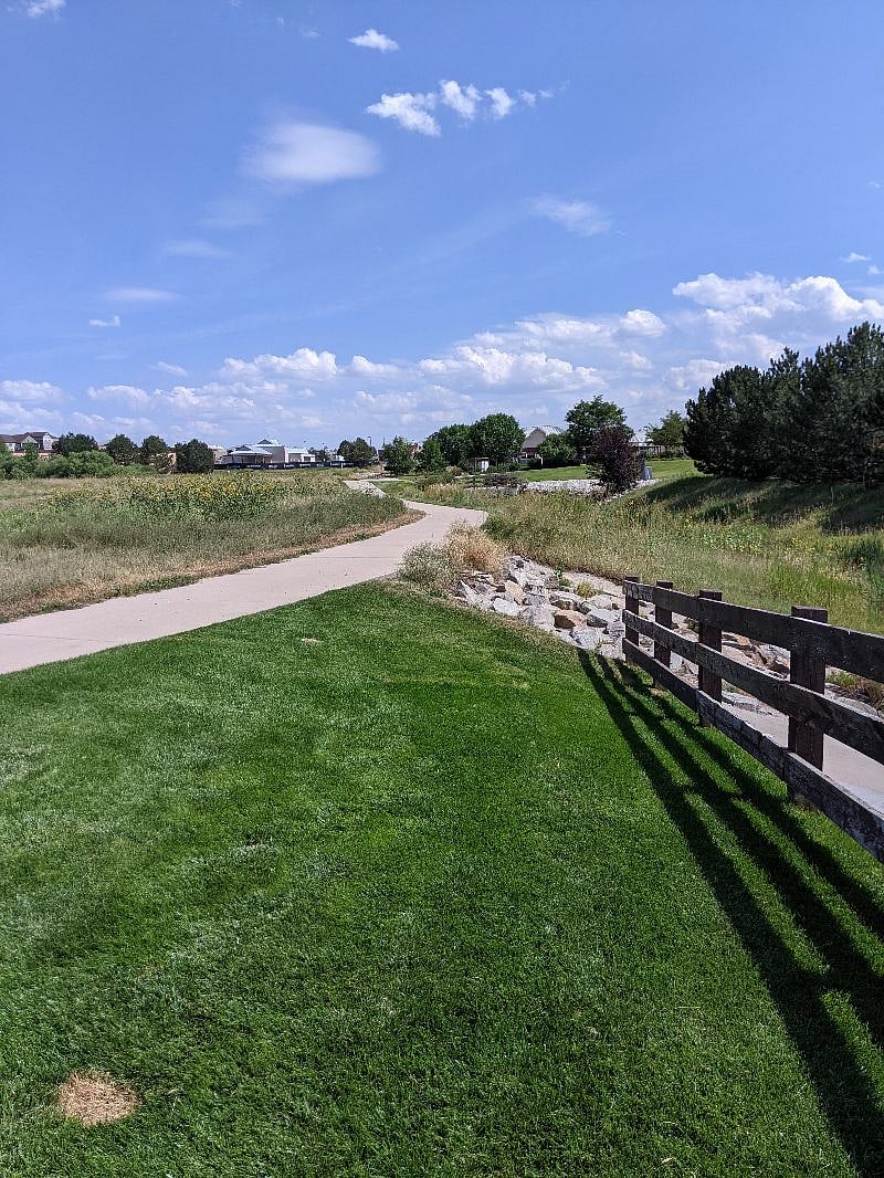 Easy path to grocery store, restaurants and pub with NFL ticket