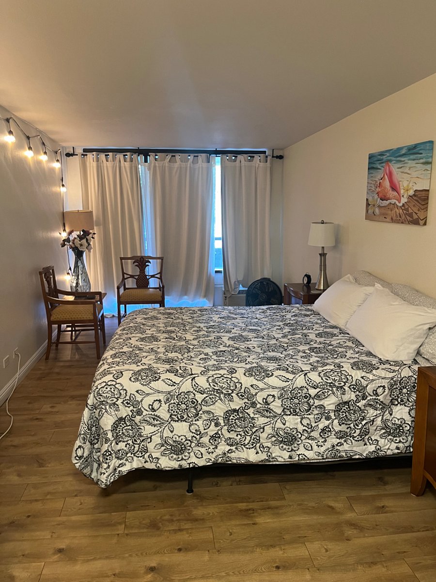 Bedrooom with King bed