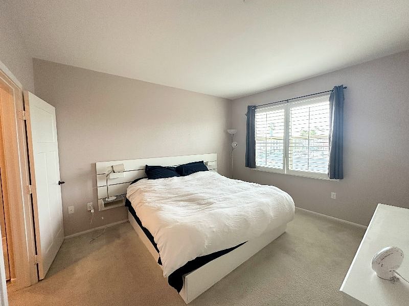 Bedroom w King Size Bed