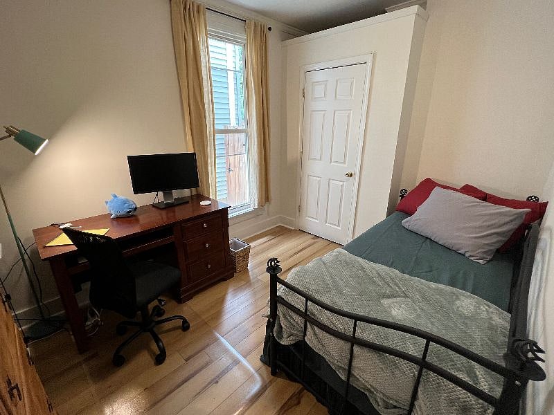 Bedroom 2 with daybed doubles as home office