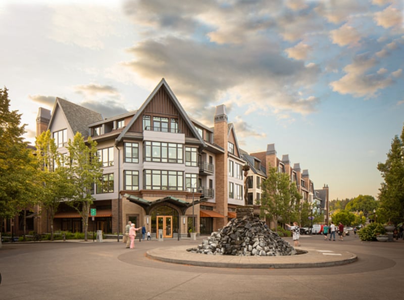 Downtown Lake Oswego. Walking distance from the condo.