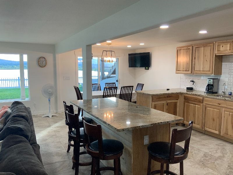Kitchen and breakfast counter