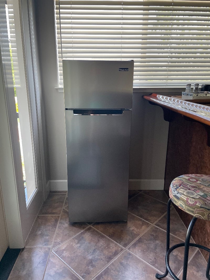 Medium size refrigerator