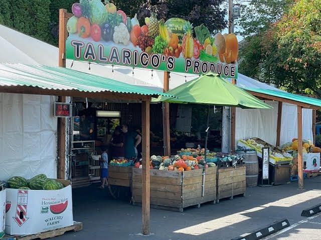 Corner fruit & veg stand