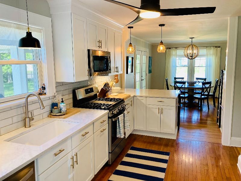 Fully equipped kitchen, full sized new appliances, everything you would need.